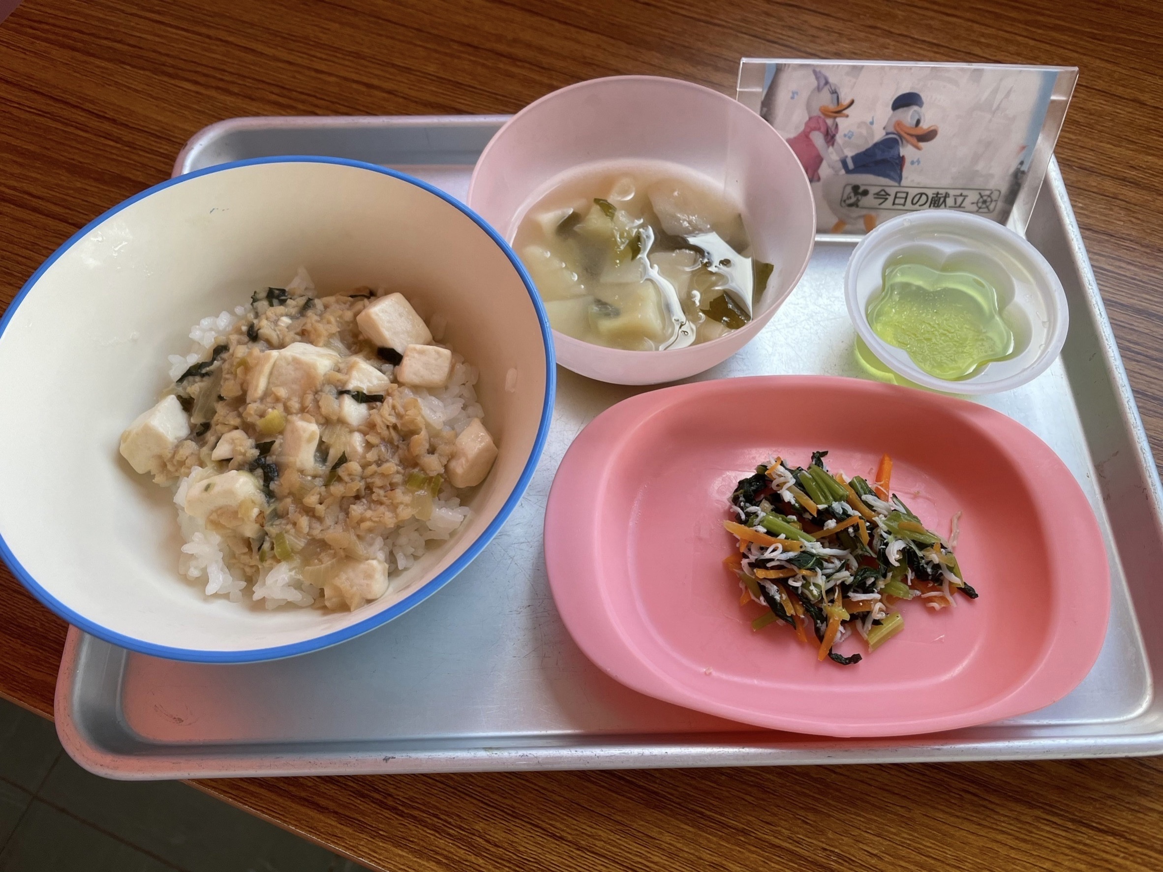 マーボー豆腐丼、小松菜と人参のしらすサラダ、じゃがいもの味噌汁、青りんごゼリー