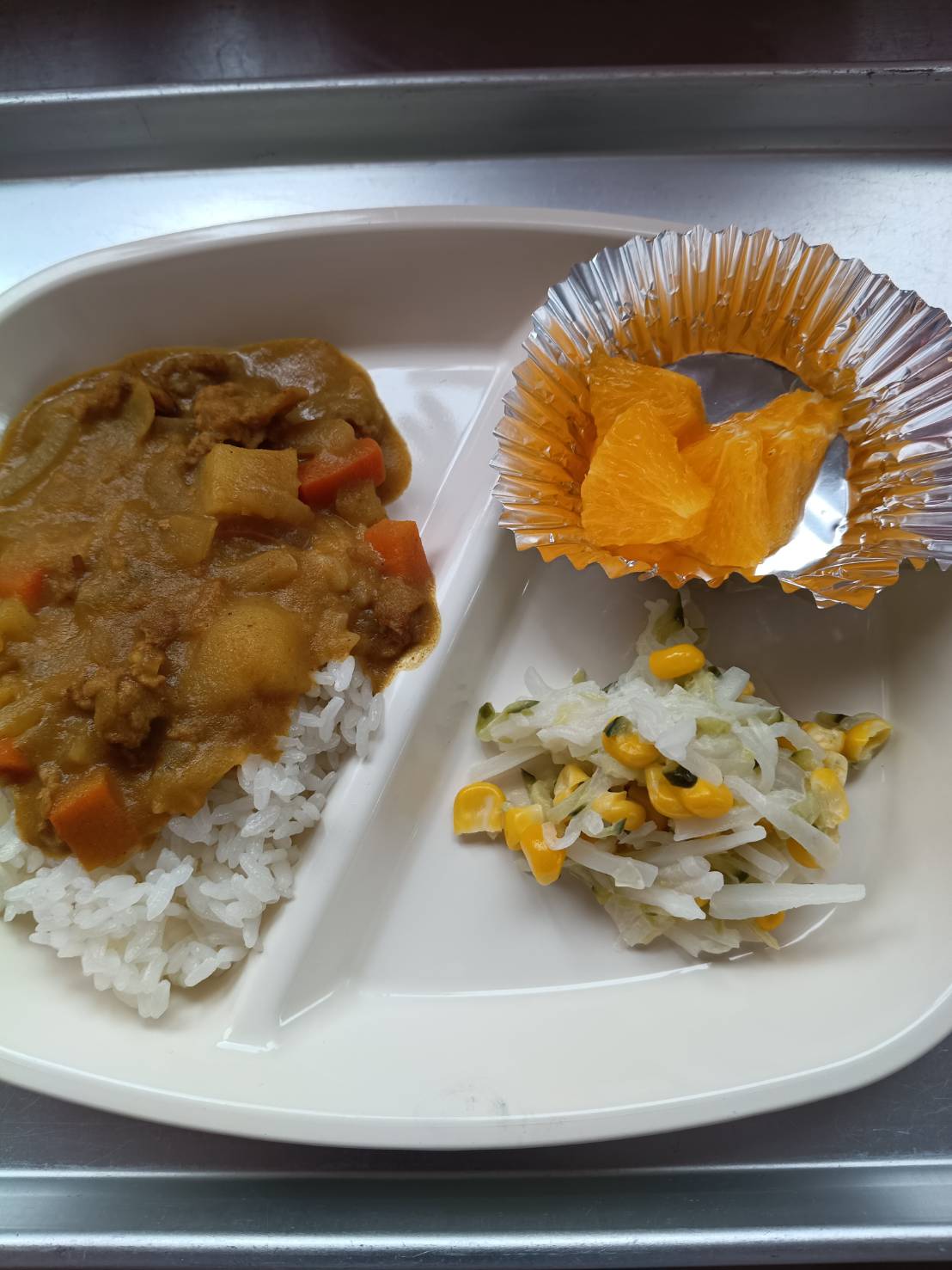 カレーライス、大根マヨサラダ、オレンジ